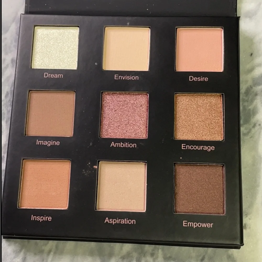 New RealHer Dreams So‎ Big Eyeshadow Palette